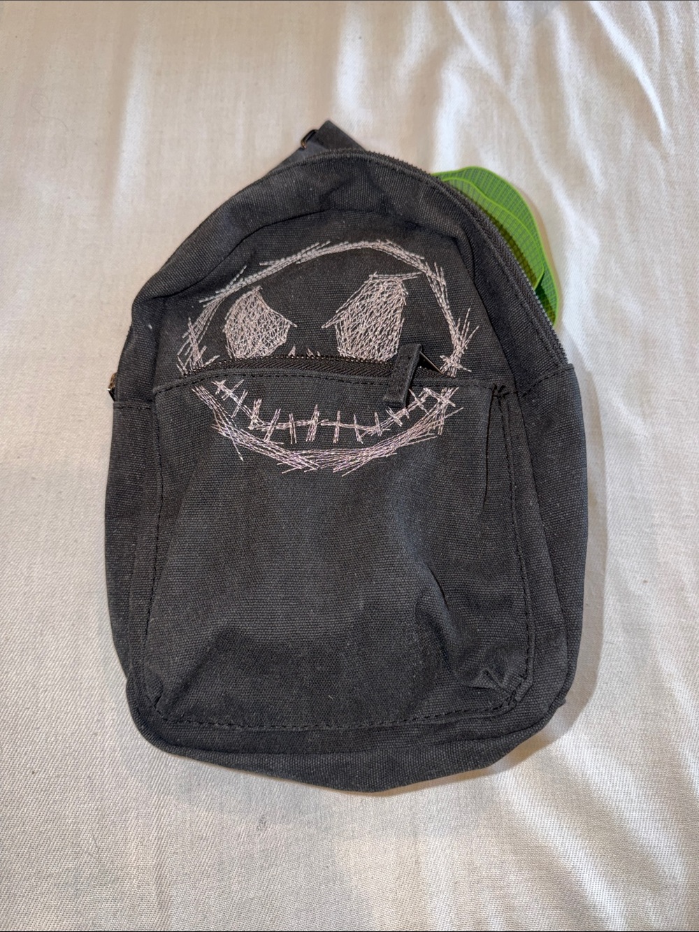 T0302110 DISNEY PARKS THE NIGHTMARE BEFORE CHRISTMAS SLING MESSENGER BAG NEW GUC